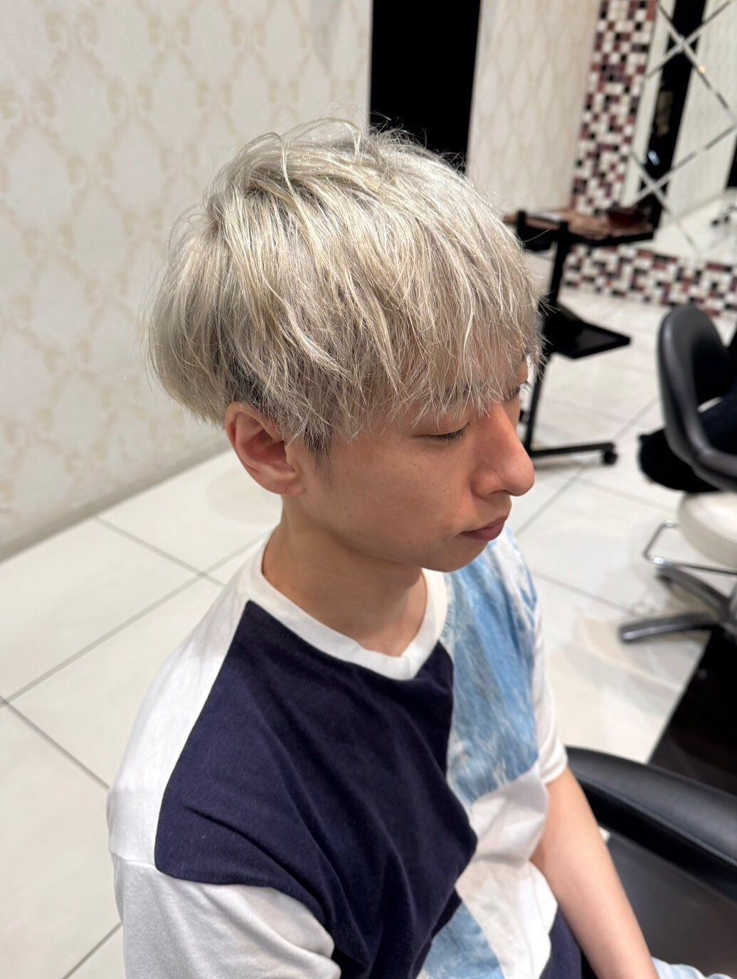 2回のブリーチonカラーでホワイトブロンドに✨